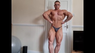 Gescheurde flexende bodybuilder - spieraanbidding 