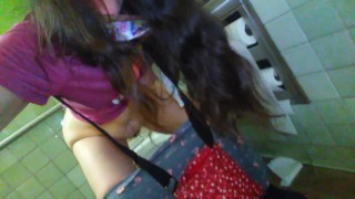 PinkMoonLust Pipì Bagno Pubblico Bagno Lingua Sporca Felice Arrapata Peloso Onlyfans Slut Camgirl Piscio