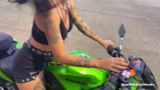 Aprendo a conducir moto mientras mi profesor controla mi lush hasta correrme