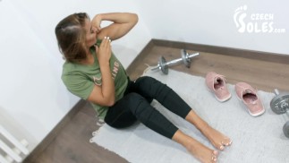 Sterke meid workout en haar kleine sexy voeten (gymvoeten, workout voeten, voet POV, sneakers, op blote voeten)