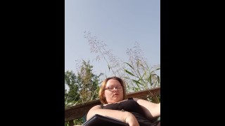 パパのために写真を着色しながら喫煙