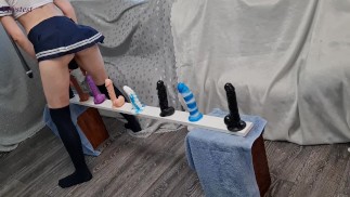 Skinny Babe cavalca tutti i suoi dildo da piccolo a grande fino a grande orgasmo