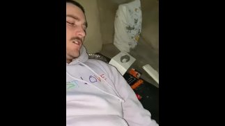 Chupando gran corte y pollas sin cortar