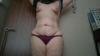 Se déshabiller en montrant mon gros cul et mes seins