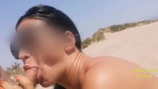 Ela chupa meu pau na praia pública no mar e faz xixi nela, milf conquistada na praia