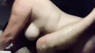 Stöhnende Milf reitet den harten Schwanz ihres Mannes gut 