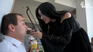 Dominantní gotická dívka šikanující svého souseda (footdom, femdom, foot worship, gothic feet, české nohy)