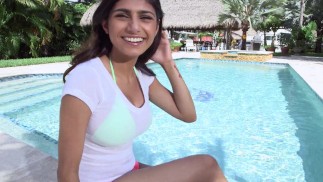  MIA KHALIFA - détente dans la piscine avec Sean Lawless