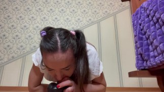 Hungrige Schlampe spielt mit großem schwarzen Dildo. Schlampiger Deepthroat