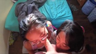 2 süße asiatische Teenager geben einem glücklichen Kerl den besten Blowjob in diesem fantastischen Dreier