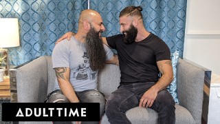 ADULT TIME - Trans knapperd Trip Richards geniet van beer partner's gigantische lul