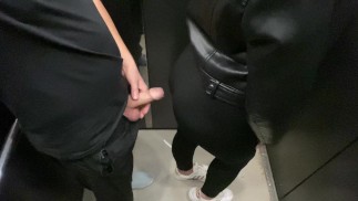 Elle n'a pas remarqué comment j'ai eu une bite dans l'ascenseur et j'ai commencé à la séduire, mais
