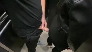 真っ黒コーデデート中彼女のお尻に興奮しちゃってエレベーターで