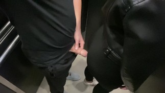 真っ黒コーデデート中彼女のお尻に興奮しちゃってエレベーターで
