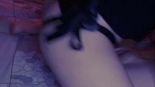 Lesbička Cums Po Celém Popruhu Její Přítelkyně
