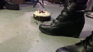Twee godinnen verpletteren cake