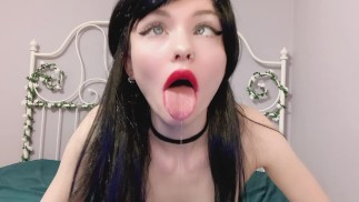 ブルネットはアヘ顔の顔をしておっぱいを見せます