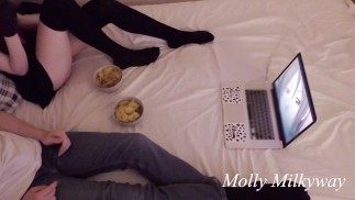 Assistir anime e delicie-se com o meu tímido roomate