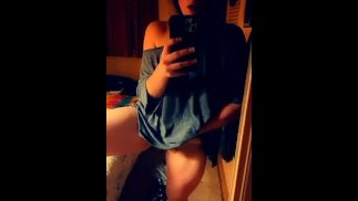 Stoję i patrzę, jak pocieram moją mokrą cipkę, aż mam intensywny orgazm 