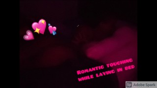 Romantico Toccando Mentre Sdraiato A Letto