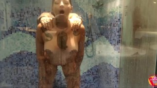 Hij vindt het leuk in de douche ...