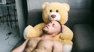 Putzmann fängt an mit seinen Nippeln und seinem Schwanz zu spielen, wichst und kommt ab