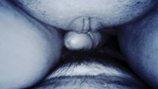 Close Up Milf seduta su un cazzo morbido