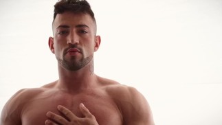 Heterosexueller Typ mit sexy Körper