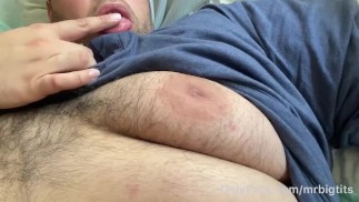 Игры с сосками в постели
