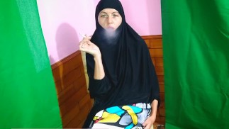 Esposa musulmana afgana desvergonzada fumando