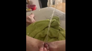 pisser dans un arc élevé du canapé