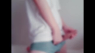 [Selfie masturbation] Un ragazzo amatoriale dalla pelle chiara si masturba perdendo la voce
