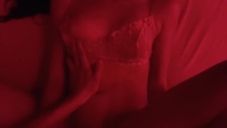 Elle est très sortie et je jouis en elle