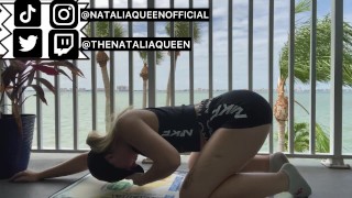 ナタリアクイーンは彼女のYOUTUBEチャンネルで分割を行います
