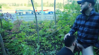 Mamada pública en el lado de una carretera ocupada durante la hora punta