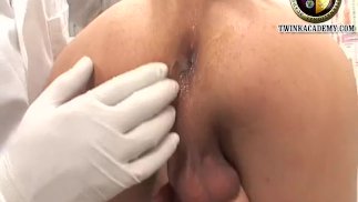 拉丁裔双胞胎Juancho进行年度体检
