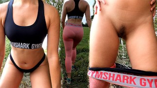 Fitgirl plast in haar legging na een wandeling