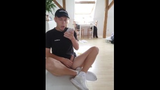 Jakob si po posilovně vyhoní a použije své duhové dildo na gauči