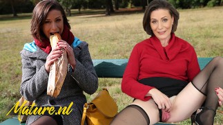 Französische MILF isst ihr Mittagessen draußen, bevor sie mit einem Fremden geht und in den Arsch gefickt wird