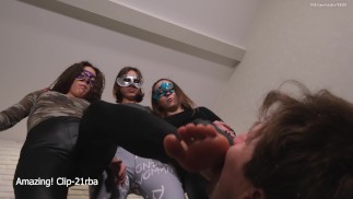 Dziewczyny i ja plujemy przegranemu w twarz Zmuszamy ich do lizania naszych spoconych, śmierdzących stóp