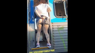 Meisje pist op transport 