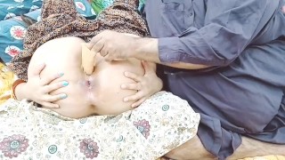 Meus dois buracos fodidos profundamente pelo meu padrasto quando a mãe não está em casa