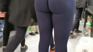 CANDID Seethrough Leggings serrés d’une fille LATINA dans un centre commercial