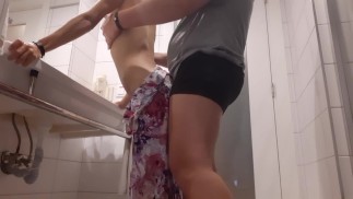 Sexo de dos extraños en el baño - lesbian_illusion