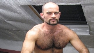 Sydney Australië Lockdown gaat door met harige gespierde hunk workout thuisgym op zolder met sperma