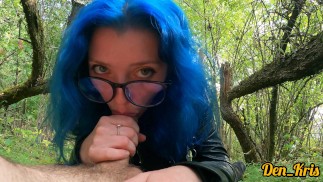 Süße in Brille mit blauen Haaren fickt und gibt einen guten Blowjob im Wald