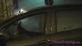 Mijn sletvrouw delen met een vreemde in de auto voor voyeurs op een openbare parkeerplaats - MissCreamy