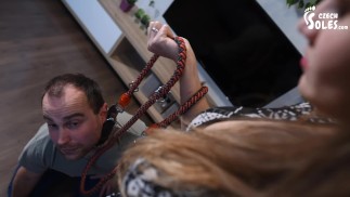 Bohyně nohou trénuje svého otroka na vodítku (femdom, dominance nohou, vysoké podpatky, uctívání bot, chodidla)