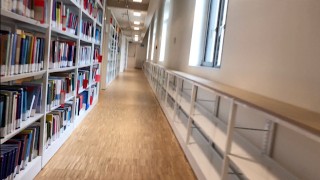 etero twink osa troppo in il bagno della biblioteca