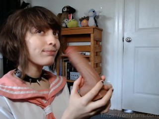 Femboy 女学生给他的玩具口交